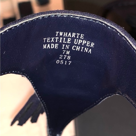 Authentic New Tommy Hilfiger Thong Sandals W/Tassels. Size 7 - Picture 8 of 12